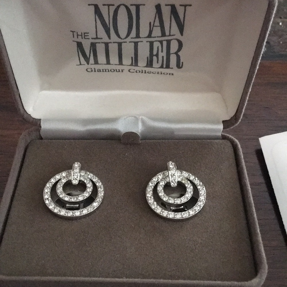 Clip On Earrings    1 pair.